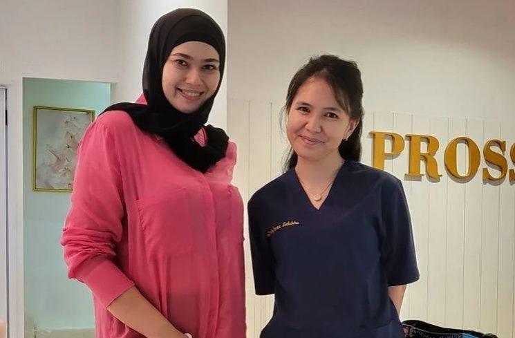 Potret Catherine Wilson Berhijab Sepulang Umrah (instagram/@cathrinewilson)