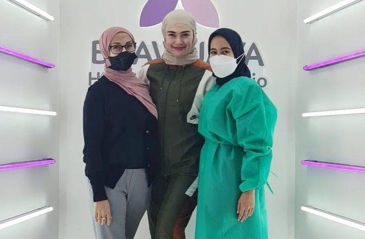 Potret Catherine Wilson Berhijab Sepulang Umrah (instagram/@cathrinewilson)