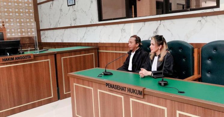 Artis yang juga berprofesi jadi pengacara (Instagram/@barbiekumalasari)