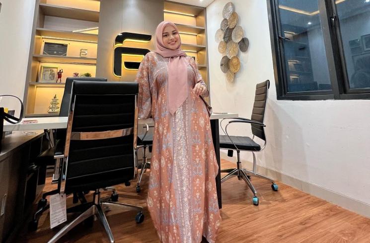 Inspirasi Kaftan dan Hijab dari Para Seleb (Instagram/@aurelie.hermansyah)
