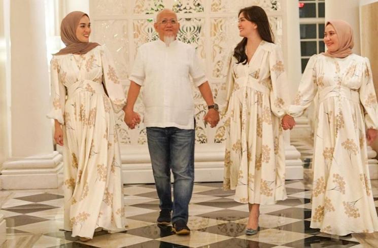 Potret Shandy Aulia Buka Bersama Keluarga Ayah (Instagram/@shandyaulia)