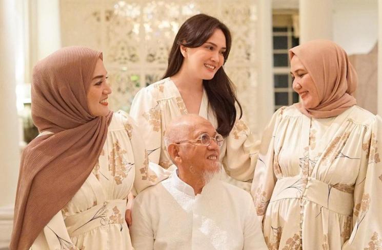 Potret Shandy Aulia Buka Bersama Keluarga Ayah (Instagram/@shandyaulia)