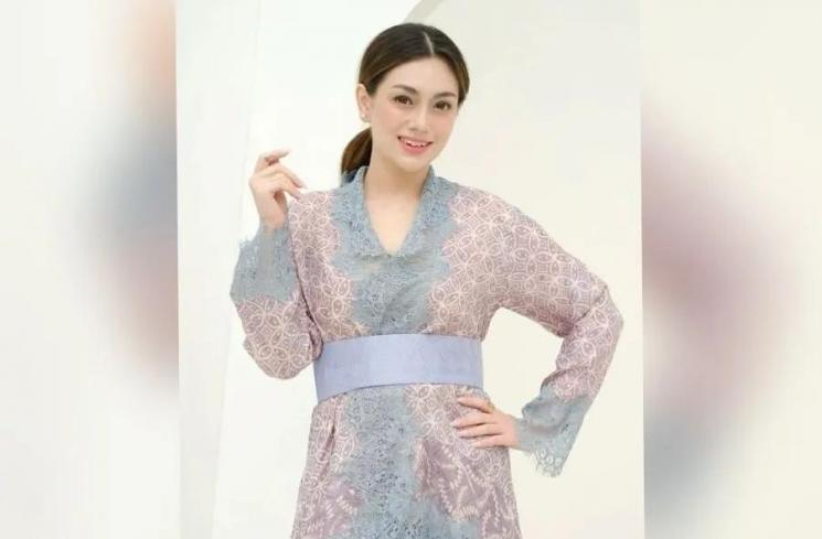 Inspirasi Kaftan dan Hijab dari Para Seleb (Instagram/@celine_evangelista)