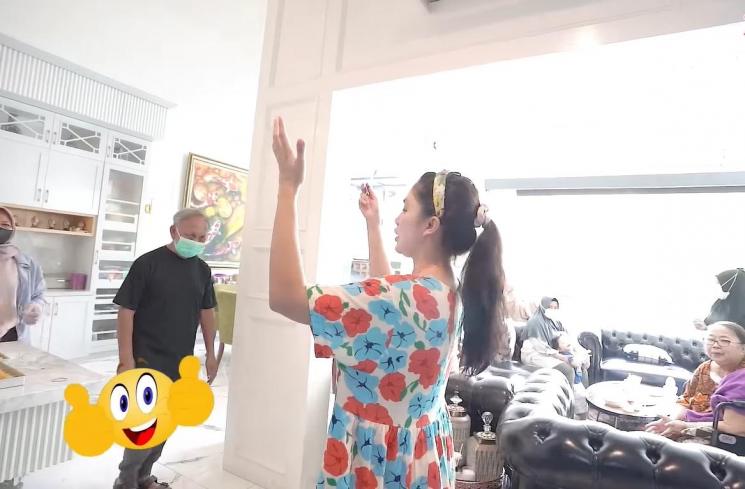 Momen Ussy Sulistiawaty Bikin Kue Lebaran (YouTube/Ussy Andhika Official)