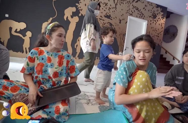 Momen Ussy Sulistiawaty Bikin Kue Lebaran (YouTube/Ussy Andhika Official)