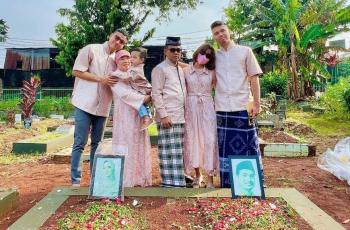Tatapan Kosong Gala Sky di Makam Vanessa Angel, Cari Sosok Bibi Ardiansyah