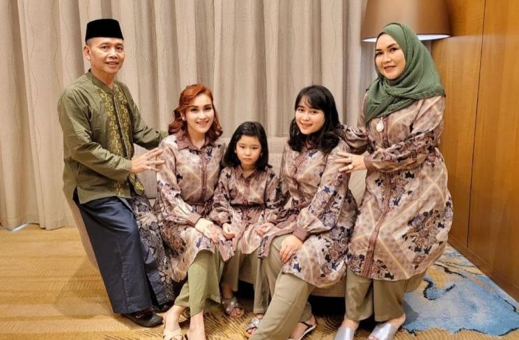 Inspirasi Seragam Lebaran Keluarga Ayu Ting Ting (instagram/ayutingting92)
