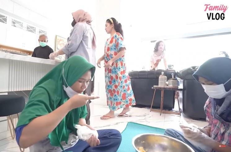 Momen Ussy Sulistiawaty Bikin Kue Lebaran (YouTube/Ussy Andhika Official)