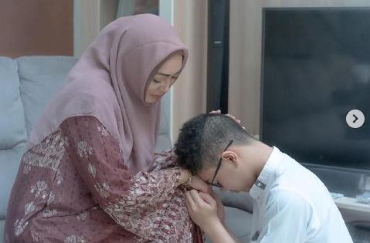 Keanu sungkem pada Angelina Sondakh (instagram/@keanu_massaid)