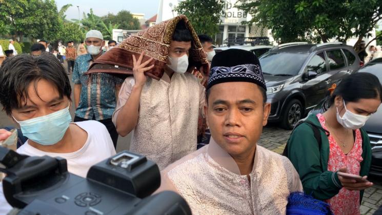 Suasana salat Ied keluarga Haji Faisal. (MataMata.com/Adiyoga Priyambodo)
