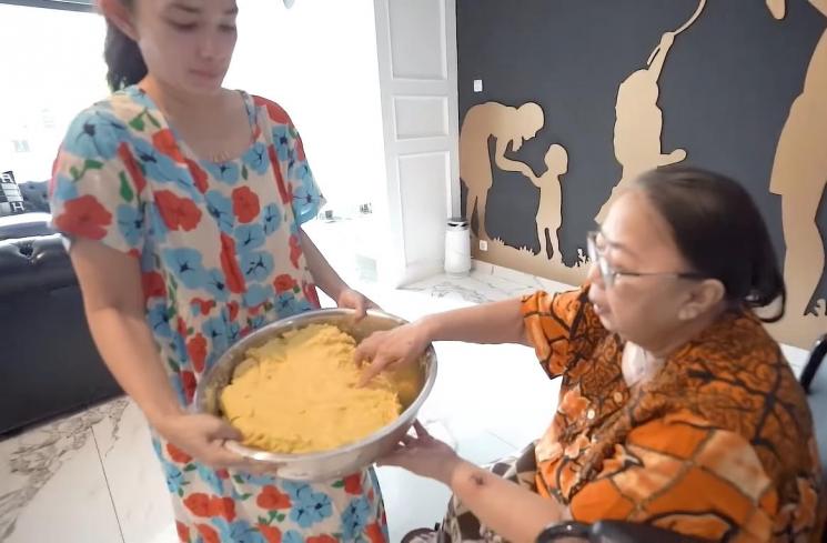 Momen Ussy Sulistiawaty Bikin Kue Lebaran (YouTube/Ussy Andhika Official)