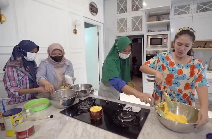Momen Ussy Sulistiawaty Bikin Kue Lebaran (YouTube/Ussy Andhika Official)