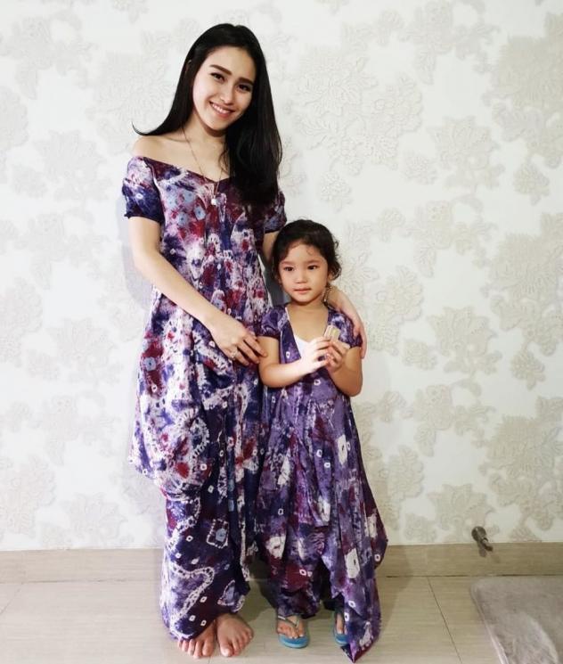 Inspirasi Seragam Lebaran Keluarga Ayu Ting Ting (instagram/ayutingting92)
