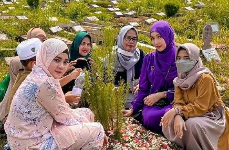 Lucinta Luna di makam orang tua (instagram/@lucintaluna_manjalita)