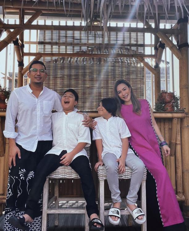 Artis Temani Pasangan Lebaran Meski Beda Agama (Instagram/@sabriakono)