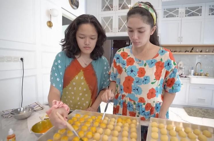 Momen Ussy Sulistiawaty Bikin Kue Lebaran (YouTube/Ussy Andhika Official)