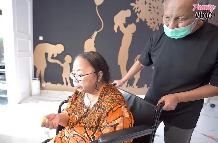Momen Ussy Sulistiawaty Bikin Kue Lebaran (YouTube/Ussy Andhika Official)