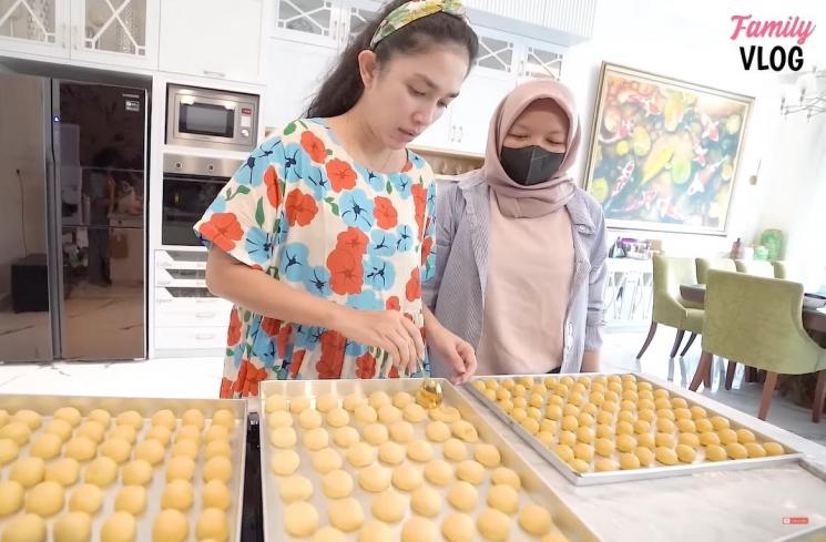 Momen Ussy Sulistiawaty Bikin Kue Lebaran (YouTube/Ussy Andhika Official)