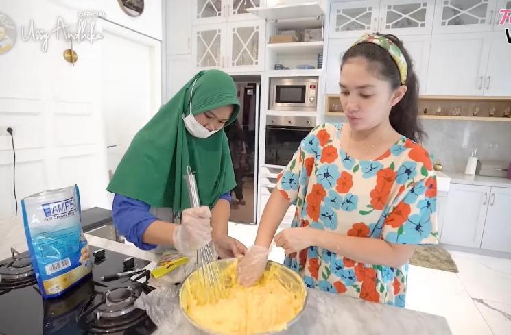 Momen Ussy Sulistiawaty Bikin Kue Lebaran (YouTube/Ussy Andhika Official)