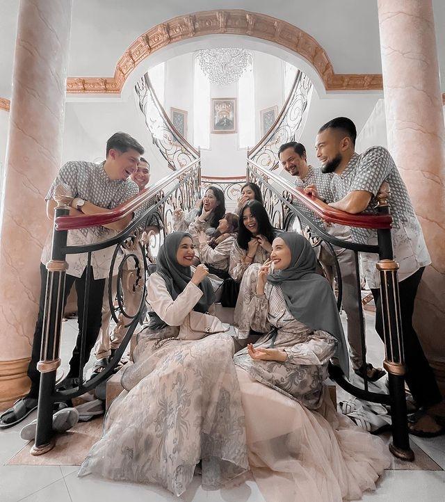 Seragam Lebaran Keluarga Artis. (Instagram/zaskiasungkar15)