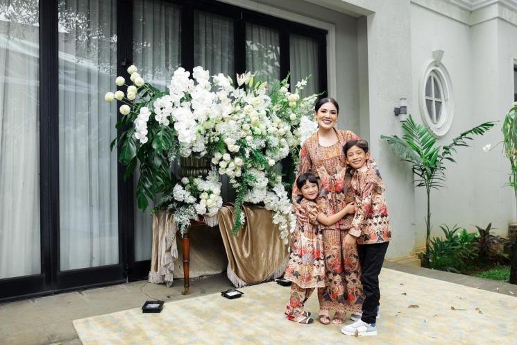 Artis Rayakan Lebaran Tanpa Pasangan (Instagram/@nindyayunda)