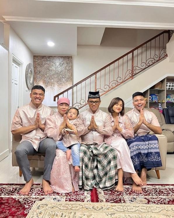 Seragam Lebaran Keluarga Artis. (Instagram/fuji_an)