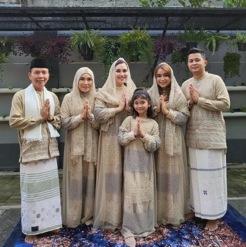 Seragam Lebaran Keluarga Artis. (Instagram/ayutingting92)