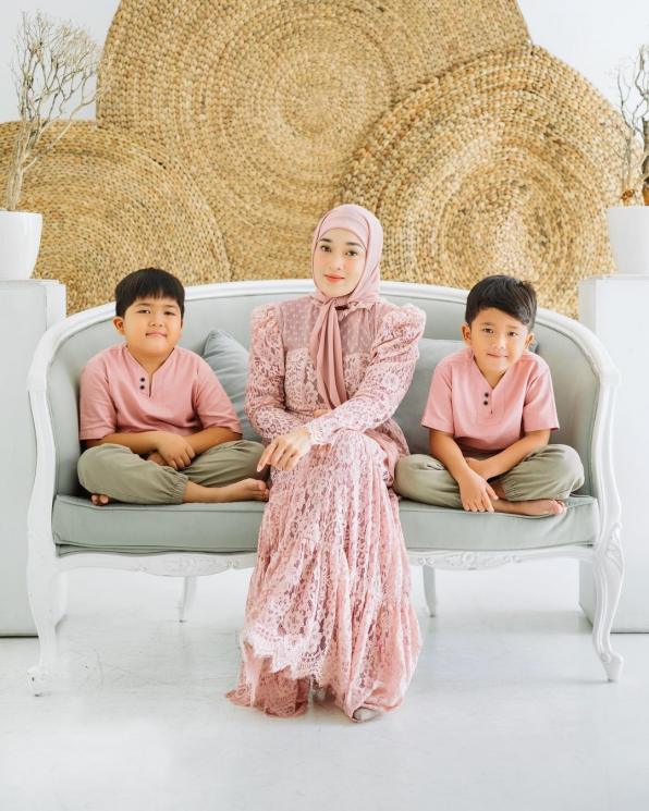 Artis Rayakan Lebaran Tanpa Pasangan (Instagram/@ririe_fairus)