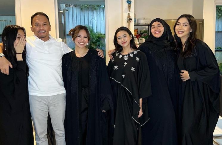 Artis Lebaran Bareng Mantan (Instagram/@queen_saritaabdulmukti)