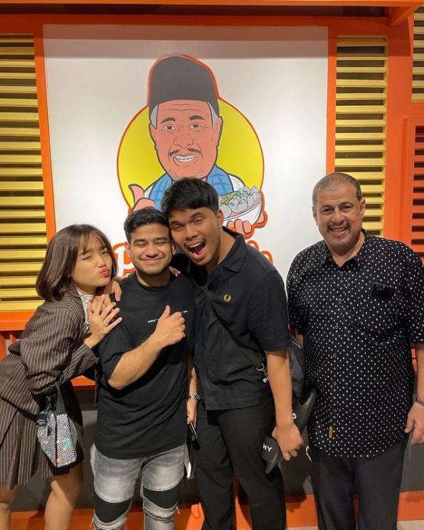 Artis dan Selebgram Ramaikan Grand Opening Warung Pak Muh. (Instagram/fadiljaidi)