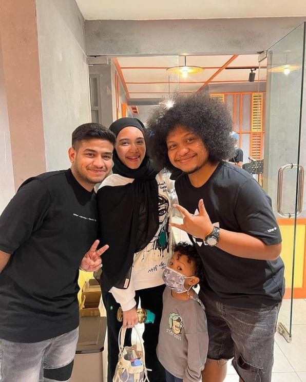 Artis dan Selebgram Ramaikan Grand Opening Warung Pak Muh. (Instagram/fadiljaidi)