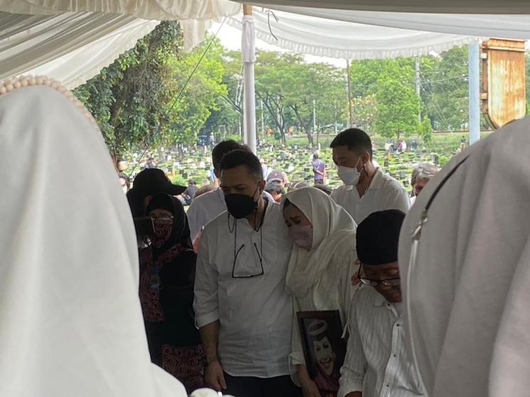 Suasana pemakaman Mieke Wijaya di TPU Tanah Kusir. [MataMata.com/Adiyoga Priyambodo]