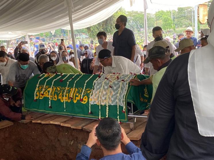 Suasana pemakaman Mieke Wijaya di TPU Tanah Kusir. [MataMata.com/Adiyoga Priyambodo]