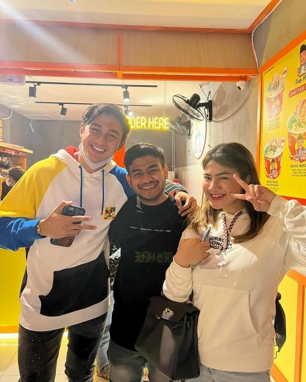 Artis dan Selebgram Ramaikan Grand Opening Warung Pak Muh. (Instagram/fadiljaidi)