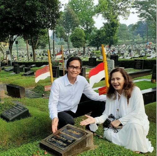 Potret Artis Ziarah Saat Lebaran. (Instagram/addiems999)