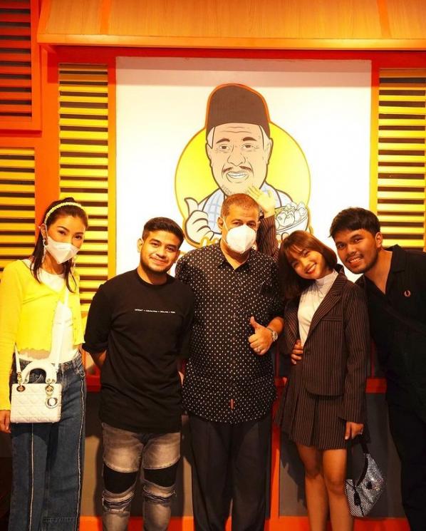 Artis dan Selebgram Ramaikan Grand Opening Warung Pak Muh. (Instagram/fadiljaidi)