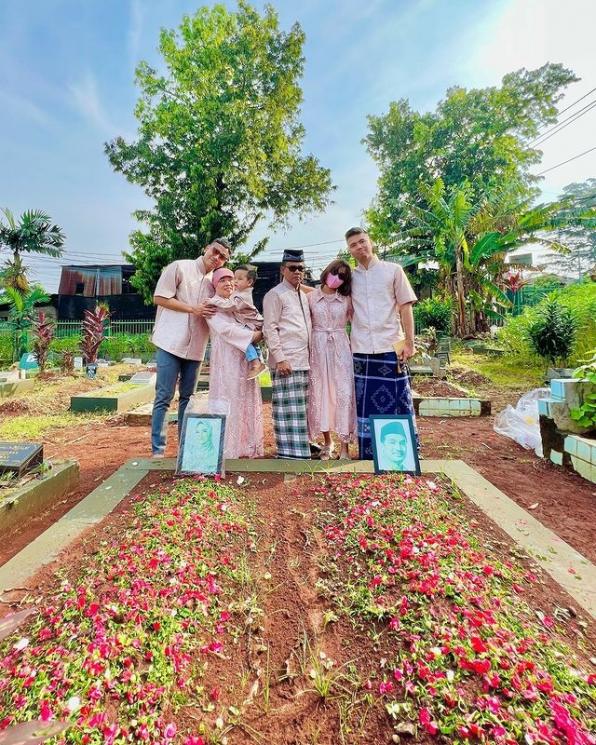 Potret Artis Ziarah Saat Lebaran. (Instagram/fuji_an)