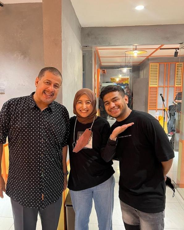 Artis dan Selebgram Ramaikan Grand Opening Warung Pak Muh. (Instagram/fadiljaidi)