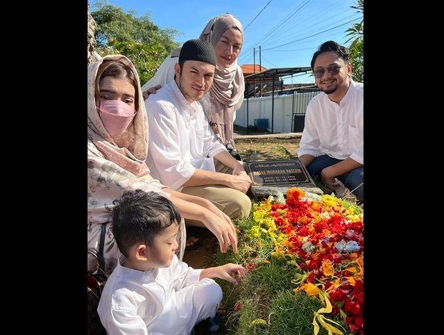 Potret Artis Ziarah Saat Lebaran. (Instagram/rizkynazar20)