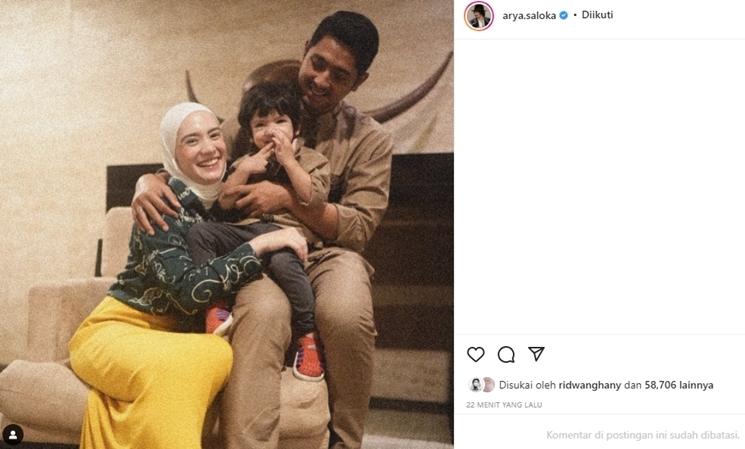 Arya Saloka dan Putri Anne kompak unggah foto keluarga. (Instagram/@arya.saloka)