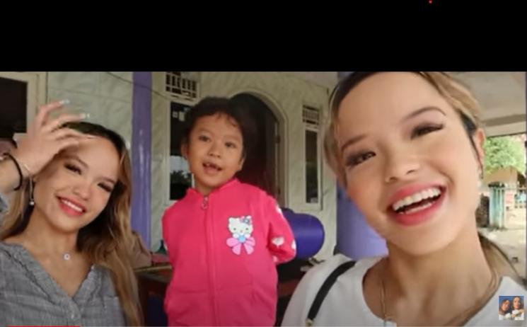 Momen The Connell Twins lebaran di kampung. (YouTube/The Connell Twins)