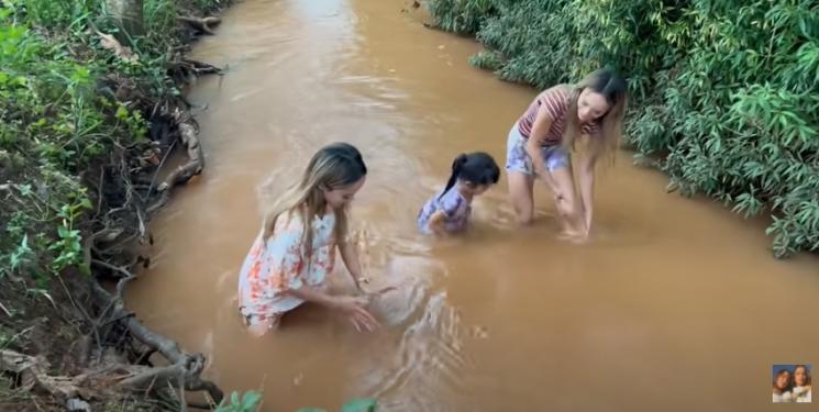 Momen The Connell Twins lebaran di kampung. (YouTube/The Connell Twins)