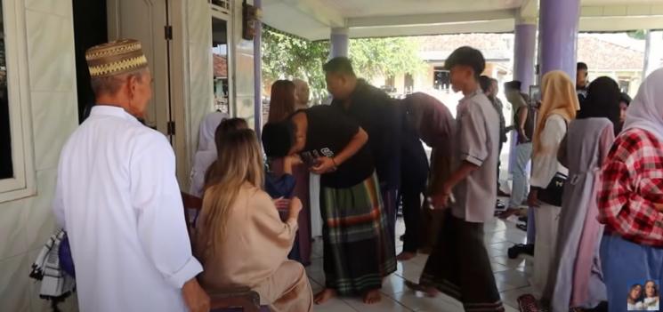 Momen The Connell Twins lebaran di kampung. (YouTube/The Connell Twins)