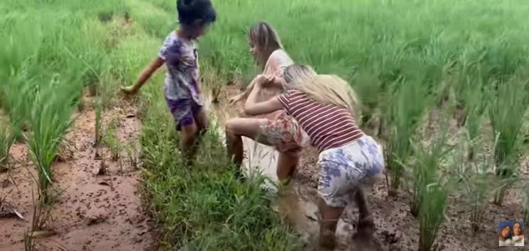 Momen The Connell Twins lebaran di kampung. (YouTube/The Connell Twins)