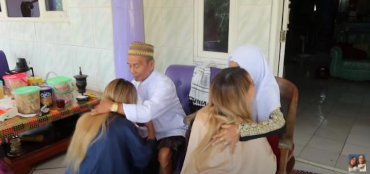 Momen The Connell Twins lebaran di kampung. (YouTube/The Connell Twins)