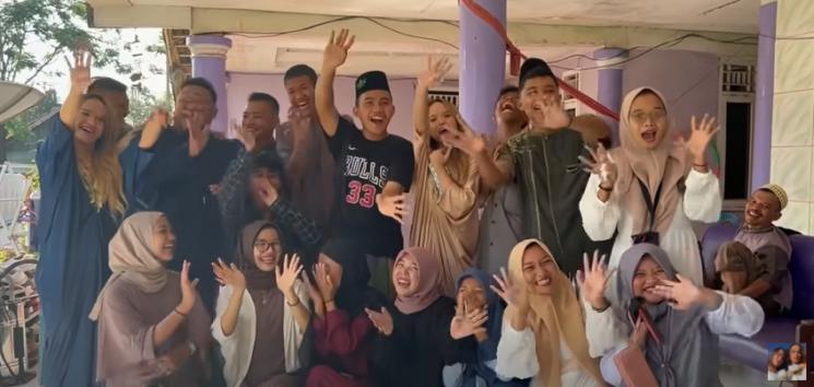 Momen The Connell Twins lebaran di kampung. (YouTube/The Connell Twins)
