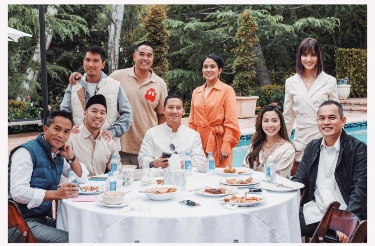 Nia Ramadhani Lebaran bareng keluarga besar. (Instagram/ramadhaniabakrie)