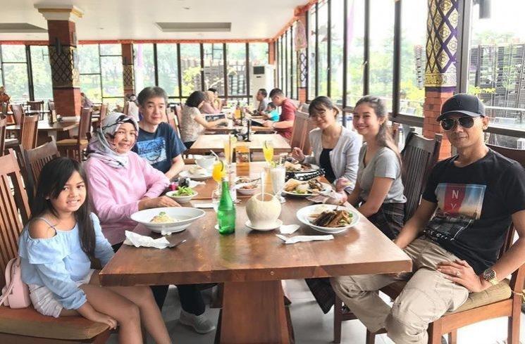 Potret Yuki Kato bareng ayah (Instagram/@twinawati)