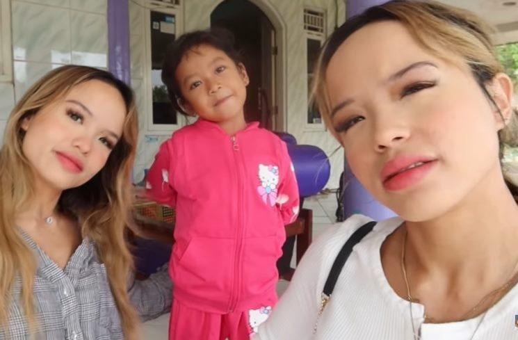 Rumah The Connell Twins di kampung (YouTube/The Connell Twins)