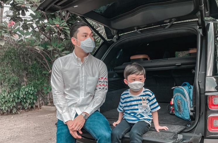 Potret Harvey Moeis suami Sandra Dewi momong anak. (Instagram/@sandradewi88)